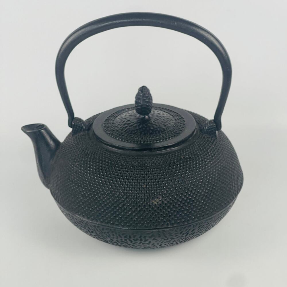 Japanese Tetsubin Cast Iron Teapot Hobnail/Hail Pattern Pine Cone Finial